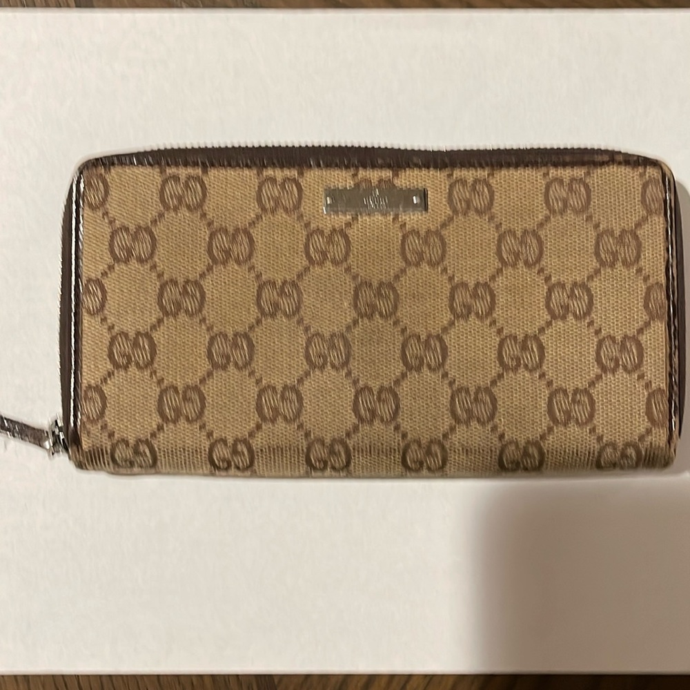 Authentic Gucci monogram GUCCI wallet.